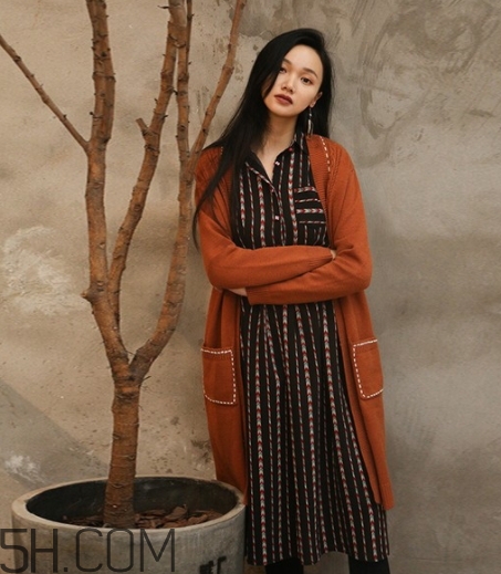 焦糖色衣服怎么搭配？焦糖色衣服搭配示范