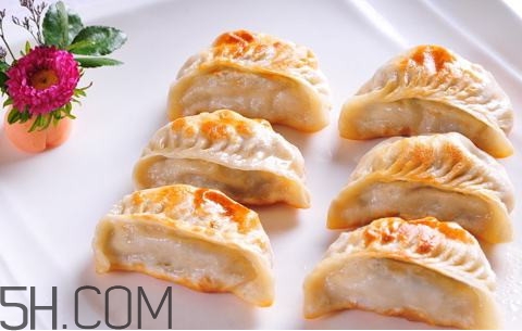 煎餃?zhǔn)窍戎笫爝€是蒸熟？煎餃和鍋貼有什么區(qū)別