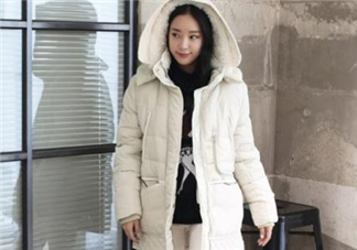 白色羽絨服配什么顏色毛衣？白色羽絨服搭配毛衣圖片