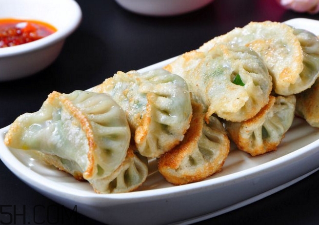 煎餃?zhǔn)窍戎笫爝€是蒸熟？煎餃和鍋貼有什么區(qū)別