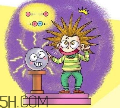 觸電是電流還是電壓？為何冬季手摸金屬會有觸電的感覺