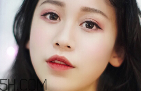 秋冬適合什么妝容？怎樣涂口紅好看？