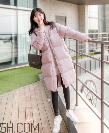 粉色羽絨服怎么搭配？粉色羽絨服搭配圖片