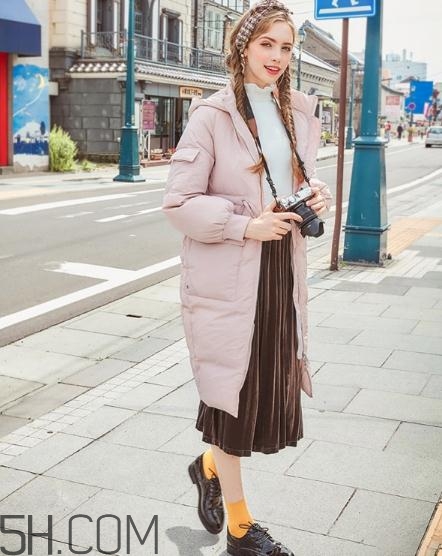 粉色羽絨服怎么搭配？粉色羽絨服搭配圖片