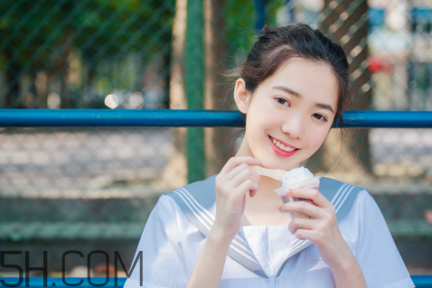 美寶蓮小燈管16號(hào)奶茶色好看嗎？學(xué)生黨口紅什么顏色好看？