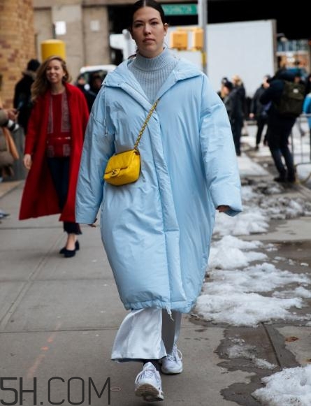 羽絨服搭配闊腿褲好看嗎？羽絨服配闊腿褲圖片