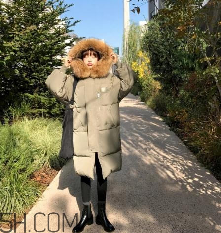 軍綠色羽絨服怎么搭配？軍綠色羽絨服搭配圖片