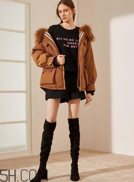 焦糖色羽絨服配什么顏色好看？焦糖色羽絨服搭配圖片