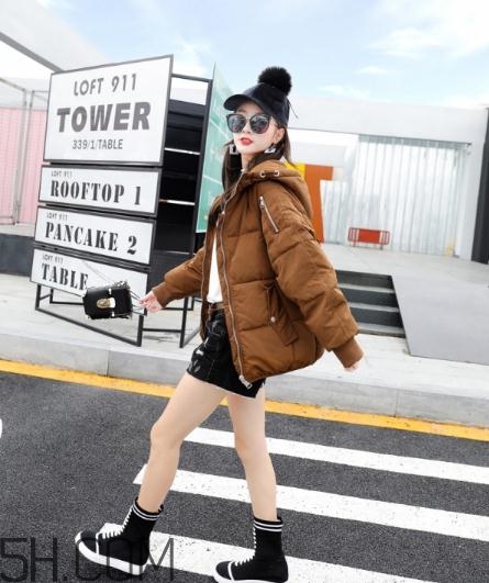 焦糖色羽絨服配什么顏色好看？焦糖色羽絨服搭配圖片