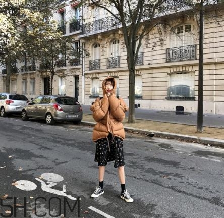 焦糖色羽絨服配什么顏色好看？焦糖色羽絨服搭配圖片