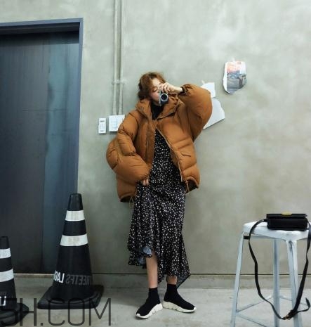 焦糖色羽絨服配什么顏色好看？焦糖色羽絨服搭配圖片