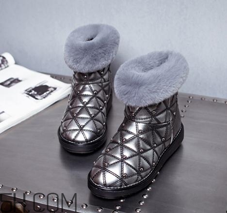 穿雪地靴要穿襪子嗎？雪地靴要光腳穿才保暖嗎？