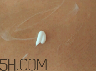 雅芳小黑裙香體乳怎么樣？雅芳小黑裙香體乳好用嗎？