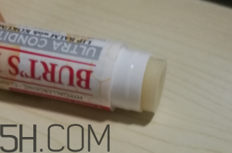 小蜜蜂細(xì)致修護(hù)唇膏很油嗎？夏天用合適嗎？