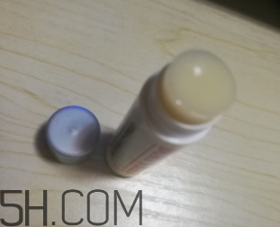 小蜜蜂細(xì)致修護(hù)唇膏很油嗎？夏天用合適嗎？