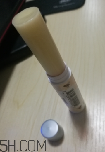 小蜜蜂細(xì)致修護(hù)唇膏很油嗎？夏天用合適嗎？