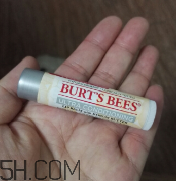 小蜜蜂細(xì)致修護(hù)唇膏很油嗎？夏天用合適嗎？