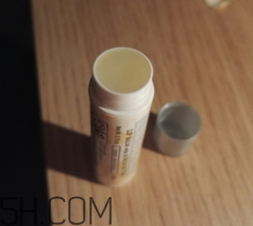 小蜜蜂細(xì)致修護(hù)唇膏很油嗎？夏天用合適嗎？