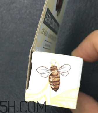 小蜜蜂細(xì)致修護(hù)唇膏很油嗎？夏天用合適嗎？