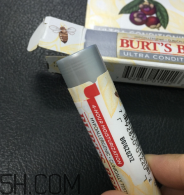 小蜜蜂細(xì)致修護(hù)唇膏很油嗎？夏天用合適嗎？