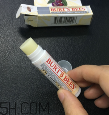 小蜜蜂細(xì)致修護(hù)唇膏很油嗎？夏天用合適嗎？