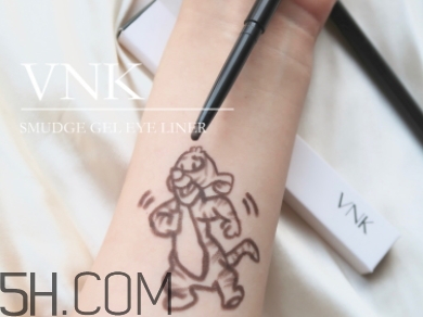 vnk眼線膠筆怎么用？vnk眼線筆使用方法