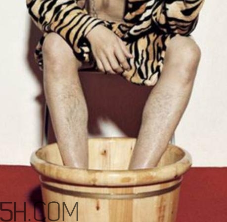 精索靜脈曲張可以穿牛仔褲嗎？精索靜脈曲張可以泡腳嗎？