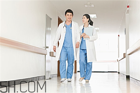 牙周炎跟腎虛有關(guān)系嗎？牙周炎跟上火有關(guān)系嗎？