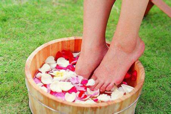 用什么泡腳比較好？艾葉泡腳還是紅花泡腳？