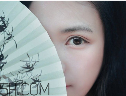 粉餅和散粉哪個(gè)定妝效果好？定妝粉和定妝粉餅的使用方法