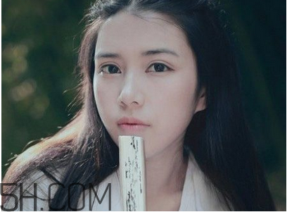 粉餅和散粉哪個(gè)定妝效果好？定妝粉和定妝粉餅的使用方法