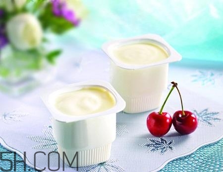 酸奶什么時(shí)候喝最好？睡前喝酸奶好還是牛奶好？