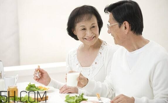 老年人晚餐吃什么好？老年人晚餐有什么注意事項(xiàng)？