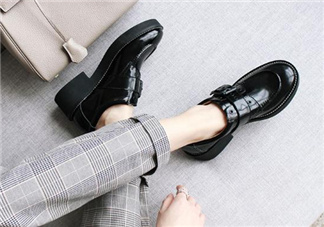 新皮鞋前面擠腳怎么辦？新鞋子磨腳后跟怎么辦？