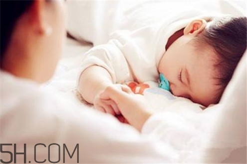 冬天空調(diào)開多少度比較適合嬰兒？嬰兒發(fā)燒可以開空調(diào)嗎？