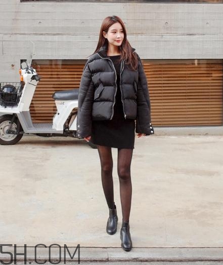 黑色羽絨服配什么顏色毛衣？黑色羽絨服搭配毛衣圖片