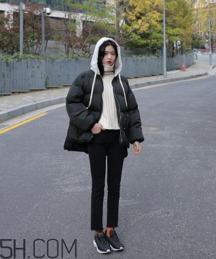 黑色羽絨服配什么顏色毛衣？黑色羽絨服搭配毛衣圖片