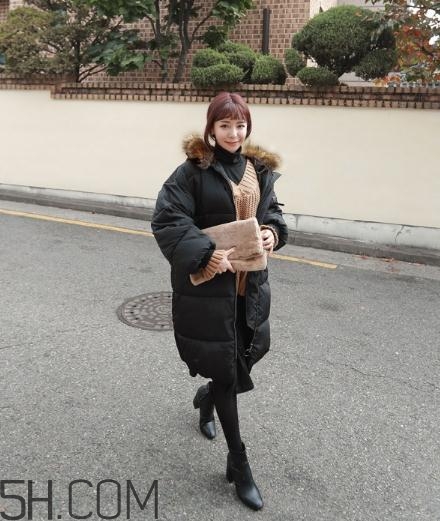 黑色羽絨服配什么顏色毛衣？黑色羽絨服搭配毛衣圖片