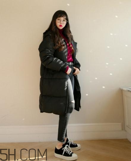 黑色羽絨服配什么顏色毛衣？黑色羽絨服搭配毛衣圖片