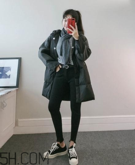 黑色羽絨服配什么顏色毛衣？黑色羽絨服搭配毛衣圖片