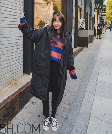 黑色羽絨服配什么顏色毛衣？黑色羽絨服搭配毛衣圖片
