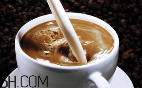 牛奶和咖啡可以混在一起喝嗎？怎么混合牛奶和咖啡？