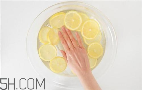 用檸檬水洗臉可以嗎？檸檬水洗臉的功效是什么呢？