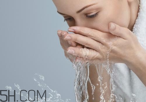 用檸檬水洗臉可以嗎？檸檬水洗臉的功效是什么呢？