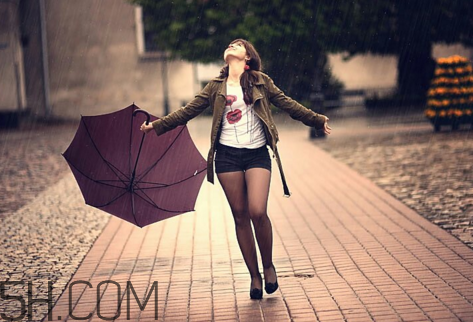 淋雨后要洗澡嗎？淋雨后不洗澡會(huì)怎么樣？
