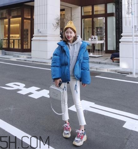 藍(lán)色棉襖配什么褲子？藍(lán)色棉服搭配褲子圖片