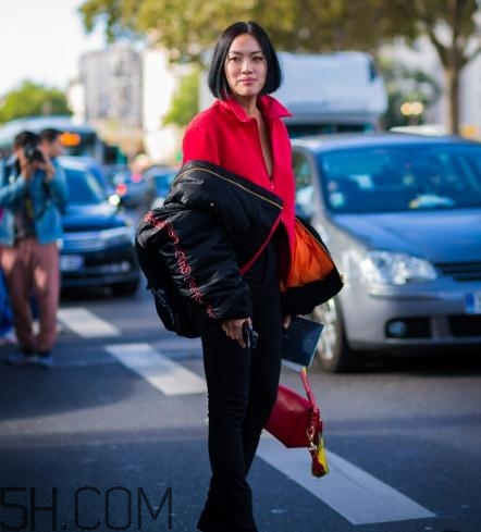 黑色飛行夾克怎么搭配？黑色飛行員夾克搭配女