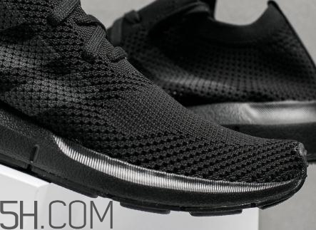 adidas swift run triple black配色在哪買_多少錢？