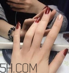 冬天美甲適合什么顏色？純色美甲跳色款式搭配圖