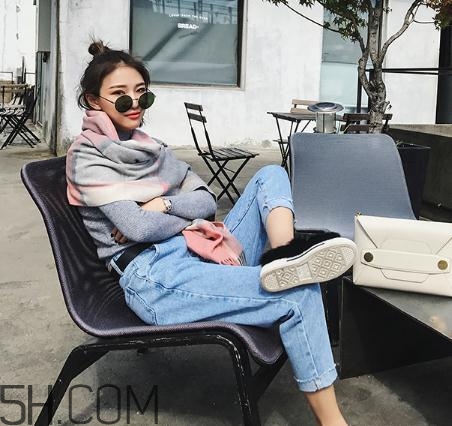 牛仔褲粘上502怎么辦？牛仔褲上的膠水怎么洗掉？